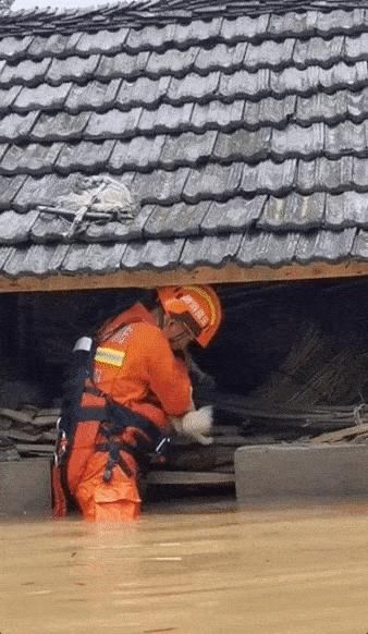  坐在|鏖战一夜后，他坐在雨中睡着了