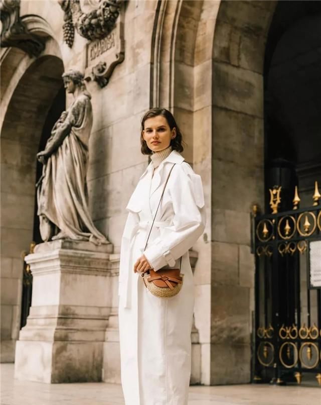  高跟鞋|秋天，穿风衣配什么“鞋子”好看？选对这4双鞋子，时髦又显腿长