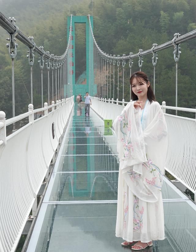  安徽|跟着古风美女游安徽天柱山，去哪里拍照片才好