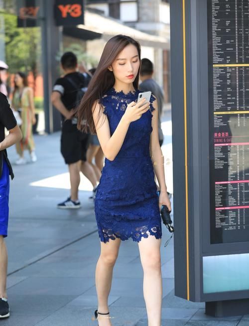  优雅|街拍：甜美的笑容，一身精致长裙，透露出优雅的气质