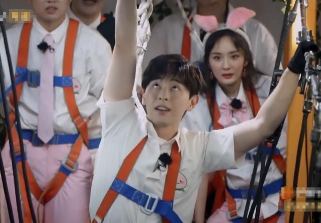  表情|邓伦双脚悬空过铁索，我却注意杨幂的反应，表情像极屏幕前的我