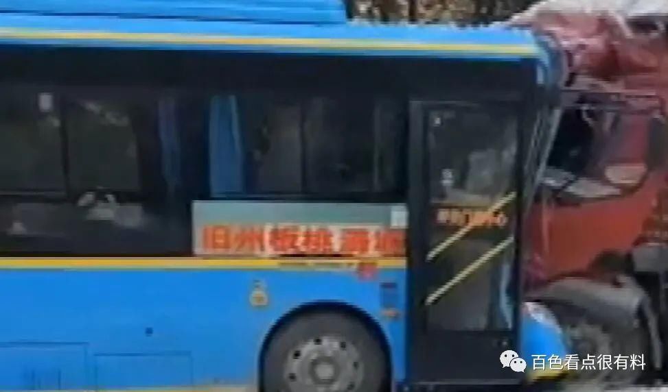 车祸|百色一公交车行驶中占用对向车道发生车祸,司机疑似犯困!