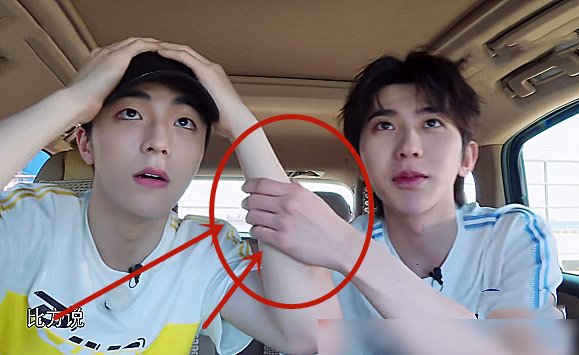  下意识|蔡徐坤陈立农一同乘车，两人下意识的举动，私下关系怎样太明显