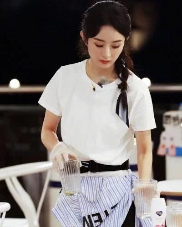  中餐厅|《中餐厅》正式开业，赵丽颖给客人点菜时，谁注意她手上戴着啥？