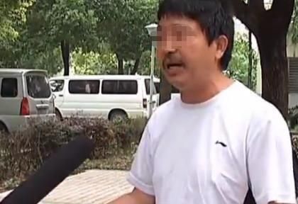  妻子|男子月收入1.2万，却在街头哭诉买不起馒头，二婚妻子：闹也没用