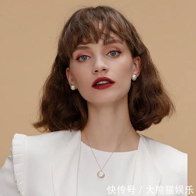 珍珠饰品|年轻人越来越爱珍珠配饰，看看都有哪些明星带火的款