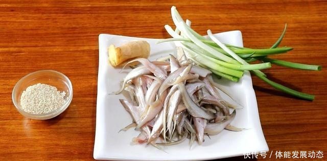 过年|过年不出门吃什么拿出朋友送的小鱼,教你糖醋凤尾鱼的做法