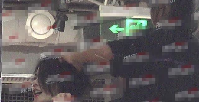 亲密|李嫣陪王菲做头发，理发店品红酒享vip待遇，两人互动亲密似姐妹