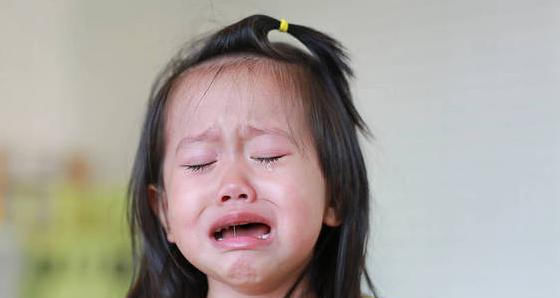 强制|4岁女孩被强制在公交车上让座，妈妈竟如此回怼，网友：这是亲妈