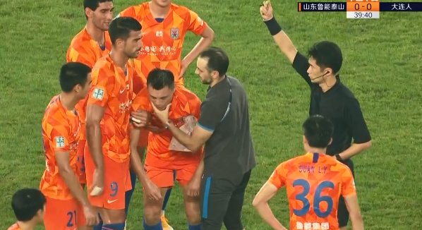 郑铮|刘洋传球失误，郑铮补防犯规后脑着地，太危险了