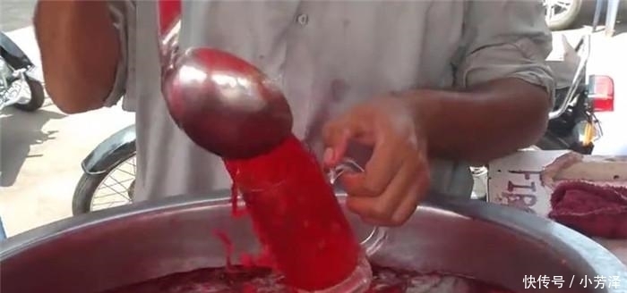 西瓜|街头“西瓜哥”没有榨汁器也能做西瓜汁, 游客走过去看了大骂骗人!