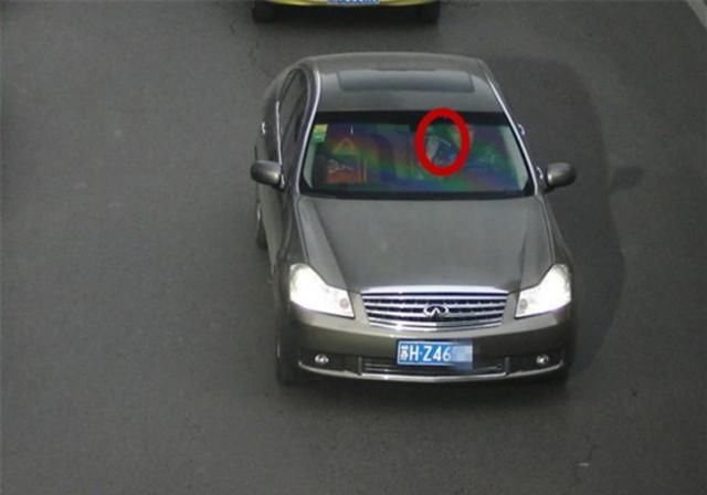  李女士|正常行驶被扣分罚款，女车主：我只不过是挠下痒，这也算违章？