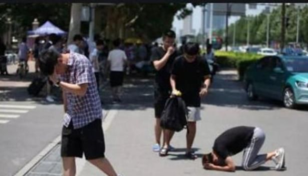  打印|粗心妈将3孩高考准考证卖掉，孩子大哭，妈妈淡定表示重新打印