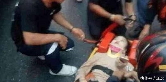 扯破|某女子出祸衣服被扯破,一男子前去的动作,引路人纷纷点赞