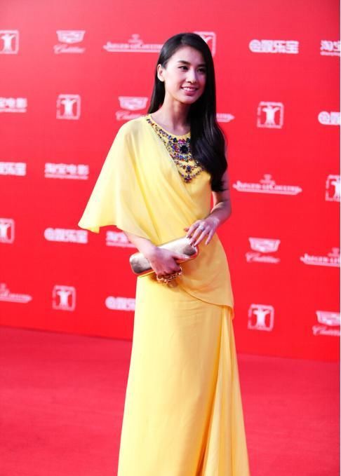 看上去|黄圣依人到中年没老感，穿甜美系的连衣裙，气场依旧很“贵妇”