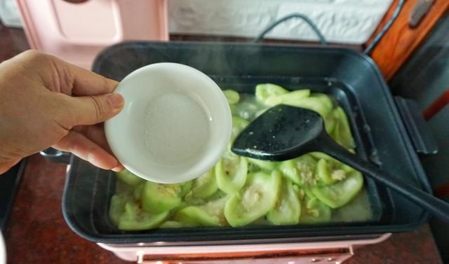  鲜甜|这瓜和它一起炒，鲜甜可口，入嘴绵滑，每次做好端上桌，女儿最爱