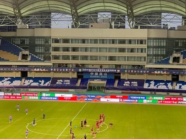 居然|球迷居然找到了高性价比“球景房”，480元就像在球场包厢里一样看中超