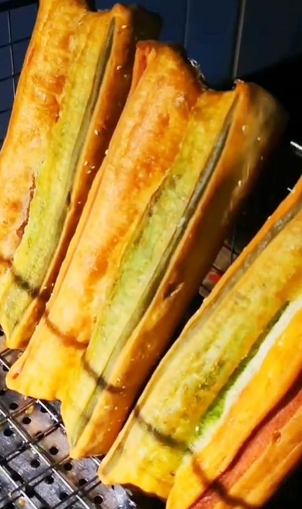 街头|大妈街头卖“另类油条”6元一根,出锅遭疯抢,路人不会买第2次