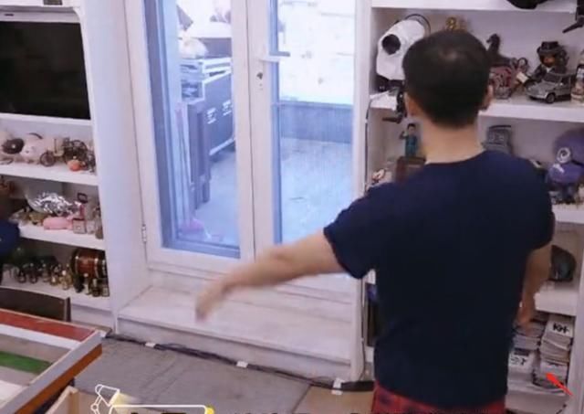  李晨|李晨撕名牌瘾戒不掉？家里收藏所有嘉宾名牌，李现王嘉尔的最显眼