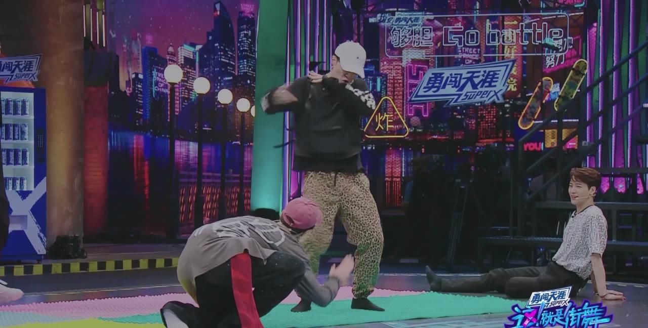 指压板上|《这!就是街舞》张艺兴指压板跳狂派,王一博拍地板什么意思?