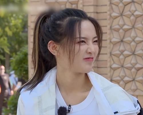  真诚|真诚不是装的！杨超越做客《中餐厅》，手机壳很加分！