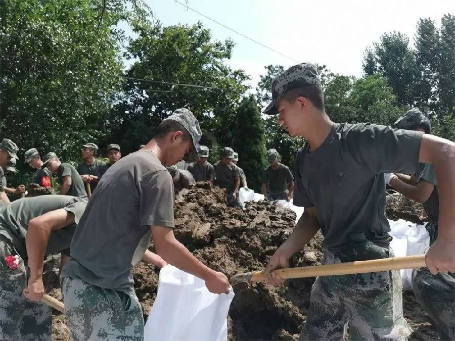  劲旅|守住最后防线!＂太行劲旅＂通宵加固圩堤
