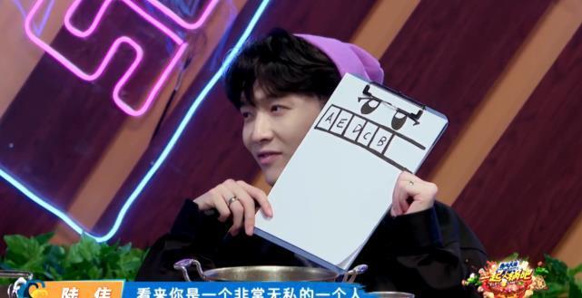  代表|爱情在生命中最重要？张艺兴笑容腼腆，王一博一脸懵