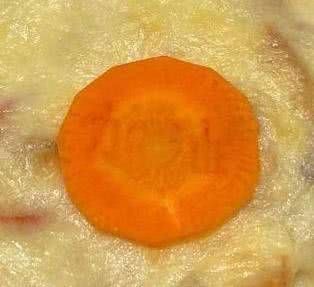  心思|朱一龙进修厨艺，在胡萝卜上刻“加油”，读懂他的小心思没？