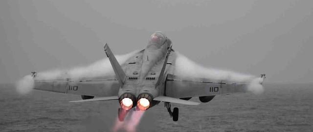  起飞|美战斗机为登上印度航母练习起飞！瘸驴配破车，这才是真爱