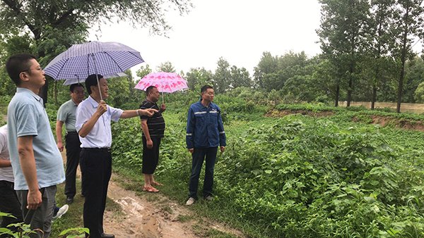  走访|遂平县医保局领导一行到常庄镇龙泉村走访贫困户并督导防汛工作