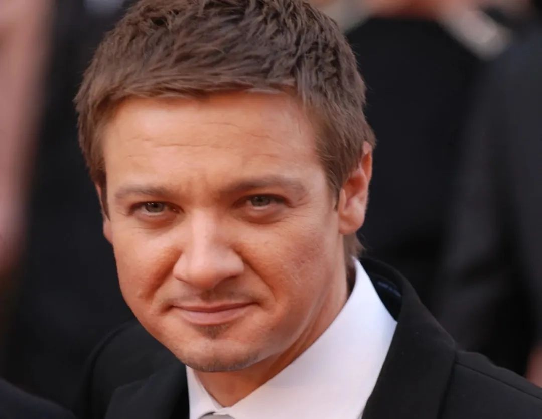  鹰眼|“鹰眼”杰瑞米·雷纳由于长得吓人，曾在大街上吓跑小朋友