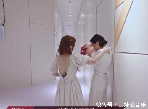  真情流露|《乘风破浪的姐姐》淘汰赛，万茜是真情流露，黄圣依被吐槽假哭？