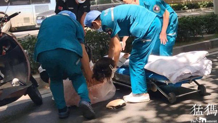  提速|小电电撞伤女子后提速“闪人”，跑腿小哥见义勇为脱岗“追逃”