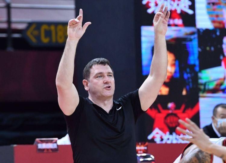  黑马|CBA最大黑马32分溃败！从倒2逆袭进8强，却遭惨痛失败，必须变了