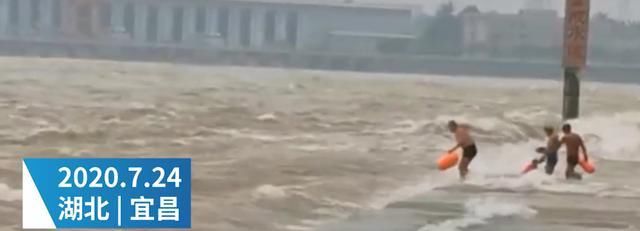 巨浪|3名男子在葛洲坝泄洪区巨浪中游泳 遭海事局谴责