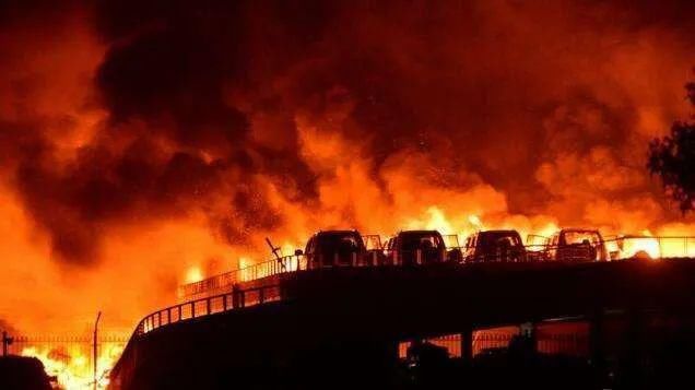  现场|【警示】仓库火灾致2死多伤，现场腾起蘑菇云......