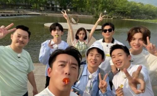  堆成|李晨沉迷撕名牌，家中跑男嘉宾名牌堆成小山，居然还有他俩的！