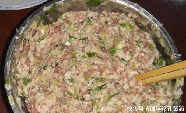 口感会更好|拌饺子馅时,有人放热油有人放香油,大厨都不对,不懂别乱放!