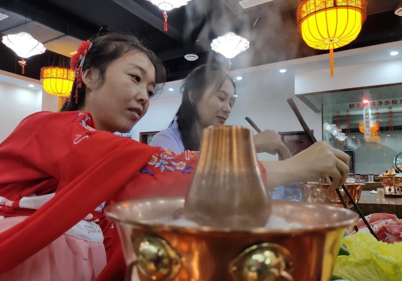 羊汤|山东滨州：美女穿汉服进羊汤店 狂吃火锅引发热议