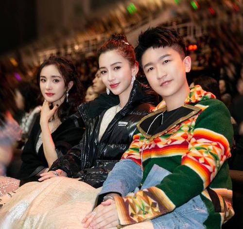  比美|双杨姐妹花久违同框，在线比美不分上下，同款指甲油力证闺蜜情