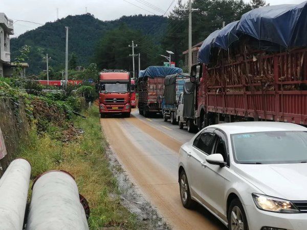 益阳|益阳安化县公路部门积极抢通塌方路段