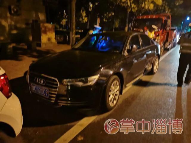  黑色|22时49分，一辆黑色奥迪轿车闯卡撞警车……