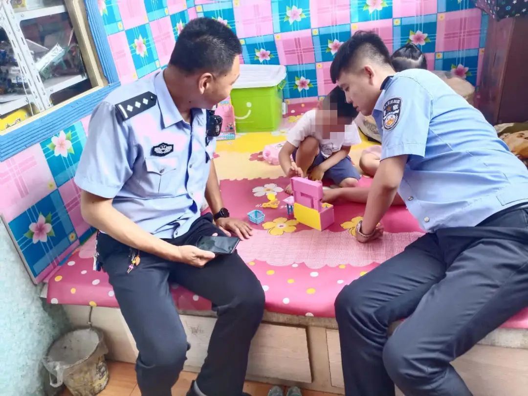  集市|男孩集市走失，好心民警助其回家