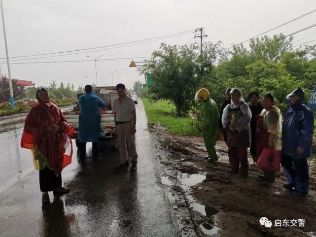  公路|【吕四头条】事发吕北公路：小货车违法载人，结果…