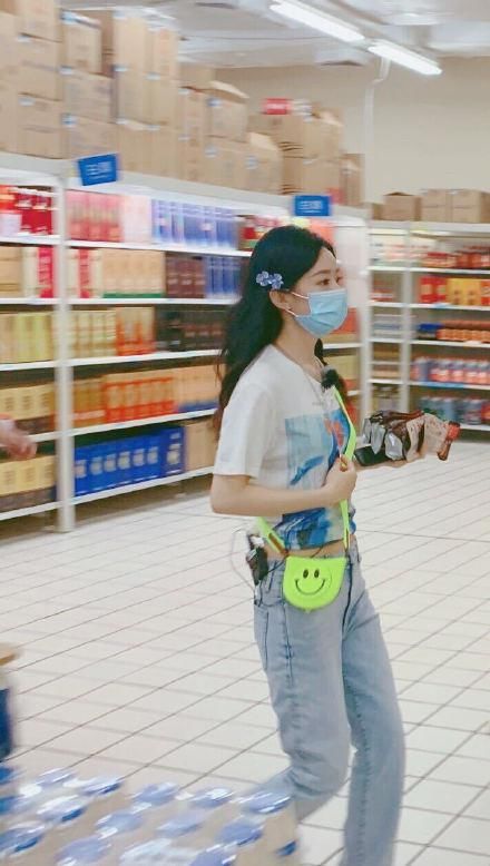  腰部|赵丽颖录综艺累到腰疼，坐马路牙揉腰 曾因坠马伤腰 泣不成声怕瘫痪