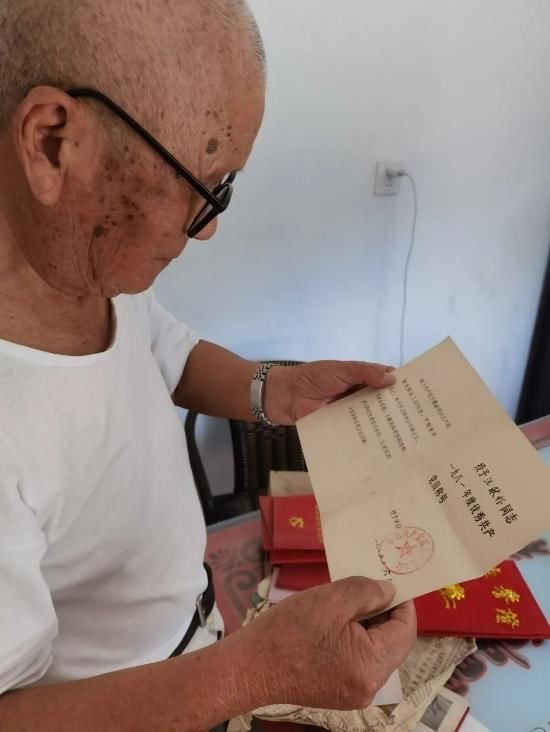 亲笔|重翻70年前的亲笔书 临安88岁复员军人捐赠“传家宝”