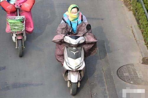  电动车|“头巾族”横穿马路被撞，车主有话想问，这样真能看见路？