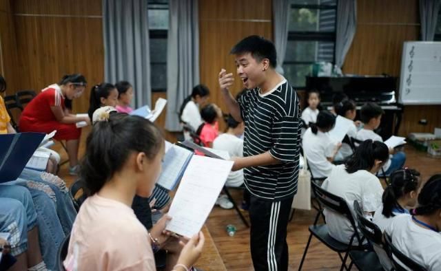  冲刺|来培训地铁上，两个小姑娘小声合唱，南都童声合唱团冲刺云音乐会