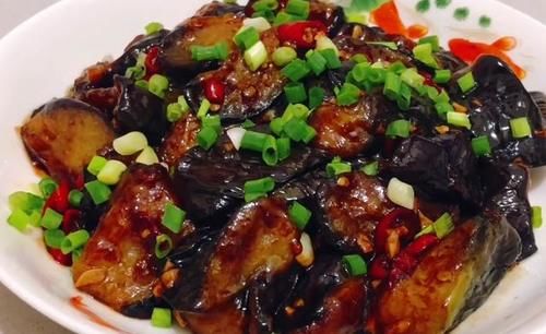  入适量|炒茄子总是太油腻，教你一招，做出的茄子不吸油，放心吃！