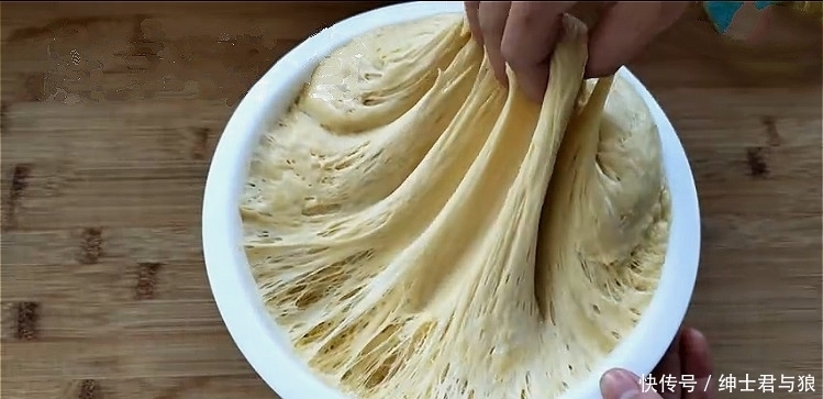 拉丝|教你真正懒人面包做法，不用揉面，不用黄油，出炉拉丝又柔软